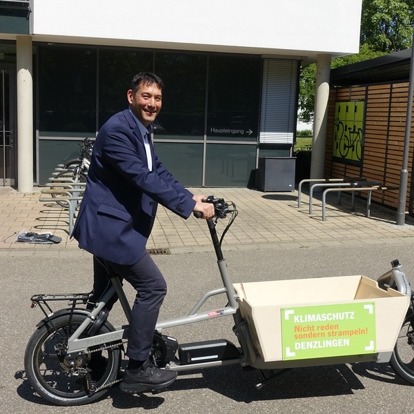 Brgermeister Markus Hollemann mit dem neuen E-Lastenrad Gunnar