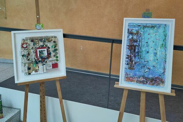 v. l. n. r: "Wandbegr�nung", 2024, Assemblage & "Sch�ne traurige Unterwasserwelt", 2024, Acryl / Mixed Media, Elv. A. Str�uber