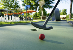 Minigolf-Anlage mit einem Schl�ger und Ball