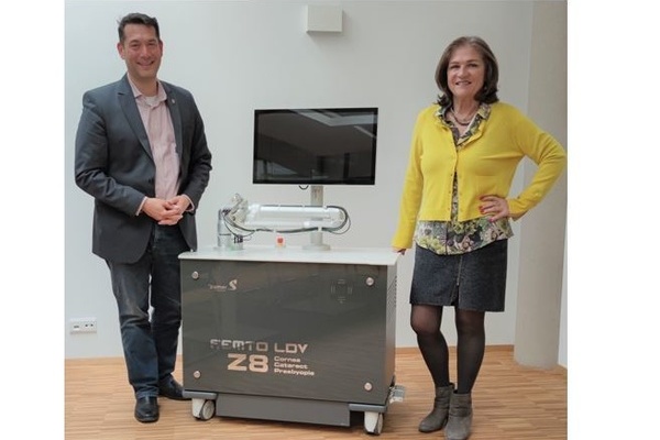 Foto:  v.r.n.l. Irene Sturm, Geschftsfhrerin; Markus Hollemann, Brgermeister, dazwischen steht ein High-Tech Laser und Diagnostikgert