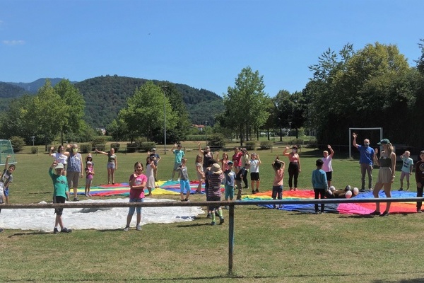 Eine Gruppe spielender Kinder auf einer Grnflche