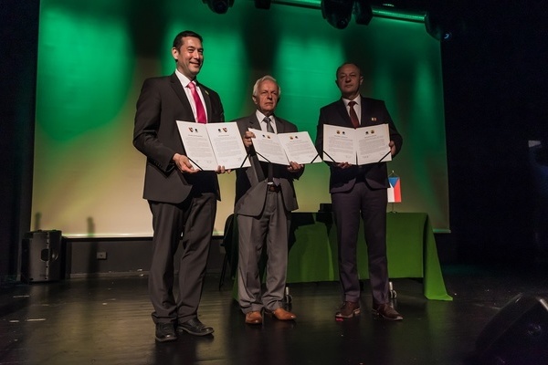 vl.l.n.r.: Die Bürgermeister Markus Hollemann (Denzlingen), Kazimierz Janczuk( Konstancin-Jeziorna) und Jiri Kudlacek (Hranice)