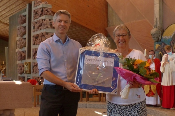 Bei der Verleihung des Denzlinger Brgerpreises 2022 in der Kirche St. Jakobus, Brgermeisterstellvertreter Thomas Pantel und Sonja Reichert