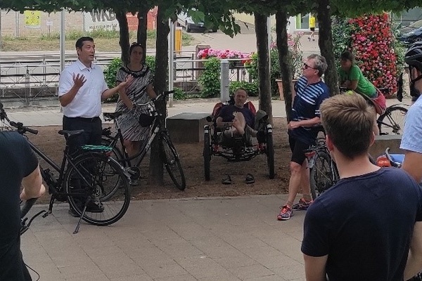 Bürgermeister Markus Hollemann und Interessierte mit dem Fahrrad