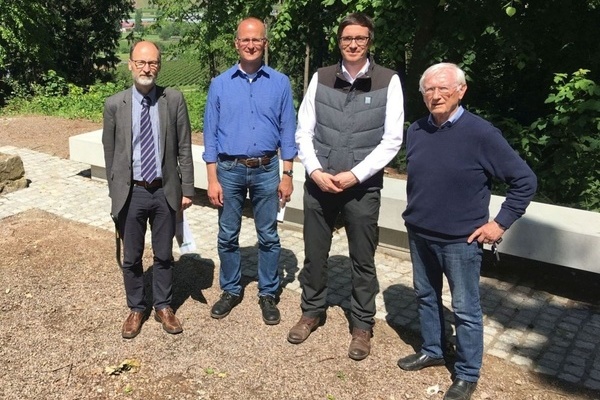 Foto: Gemeinde Denzlingen v.l.n.r.: Prof. Sebastian Brather, Andreas Haasis-Berner (Landesdenkmalamt), Verbandsbaumeister Carsten Mller, Prof. Dr. Dieter Geuenich