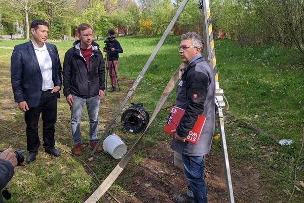 Brgermeister Markus Hollemann, Pressevertreter und David Kunz von Geo Alto bei Probebohrungsstelle im Stadtpark