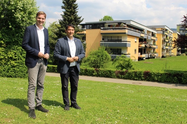 Yannick Bury MdB und Bürgermeister Markus Hollemann vor Mehrfamilienhaus in Denzlingen