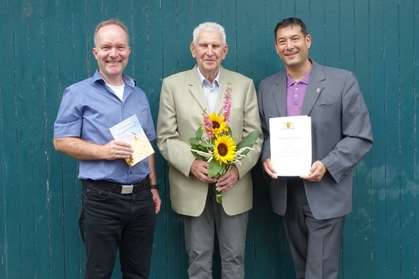  v.l. Pfarrer Thomas Herrmann, Jubilr Adolf Nefzger und Brgermeister Markus Hollemann