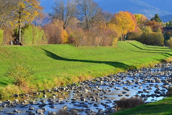 Fluss mit grnem Ufer