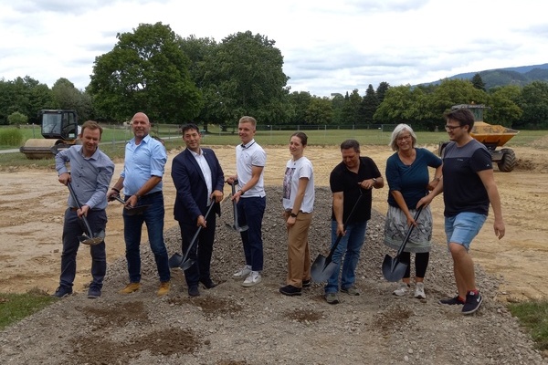 Beim Spatenstich für den neuen Allwetterplatz im Stadtpark. V.l.: Jan Paul Elchlepp, Nicolas Krieg, Markus Hollemann, Jakob Kandziorra, Lara Eckerle, Steffen Koch, Silke Höfflin, Daniel Mannhardt; Foto: Gemeinde Denzlingen.