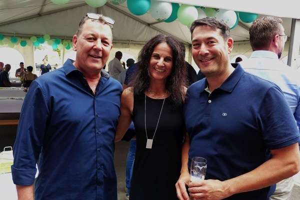 Firmeninhaber Roland Musial (links), Marion Musial und Bürgermeister Markus Hollemann (rechts) bei der Eröffnungsfeier der Denzlinger Niederlassung der Firma GAMPP