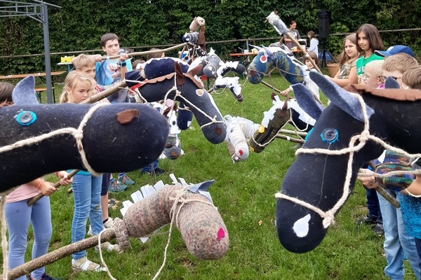 Stolz prsentieren die Kinder ihre selbstgebastelten Steckenpferde fr die Ritterspiele bei der diesjhrigen Ferienspielaktion der Jugendpflege Denzlingen