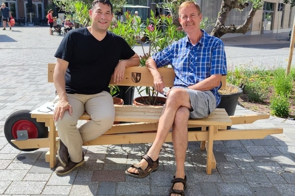 Foto v.l.n.r.: Bürgermeister Markus Hollemann und Klaus Holz auf dem Schwätzbänkle