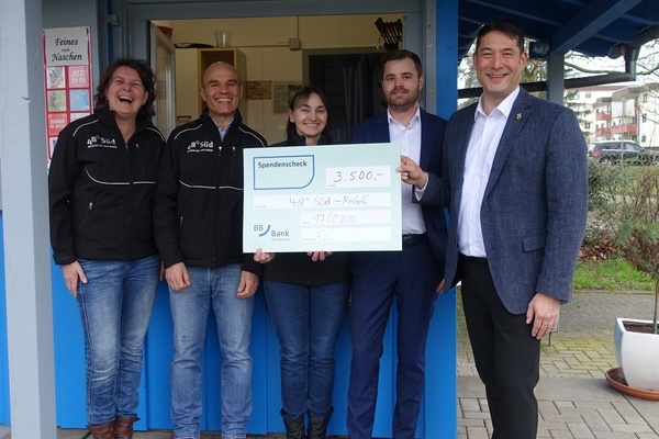 Foto: v.l.n.r. Brigitte Schweizer, Patrick Krezdorn (Gesch&auml;ftsf&uuml;hrer der 48&deg; S&uuml;d gGmbH), Christine Schultis, Fabian Huber (Filialleiter BBBank), Markus Hollemann (B&uuml;rgermeister Gemeinde Denzlingen)