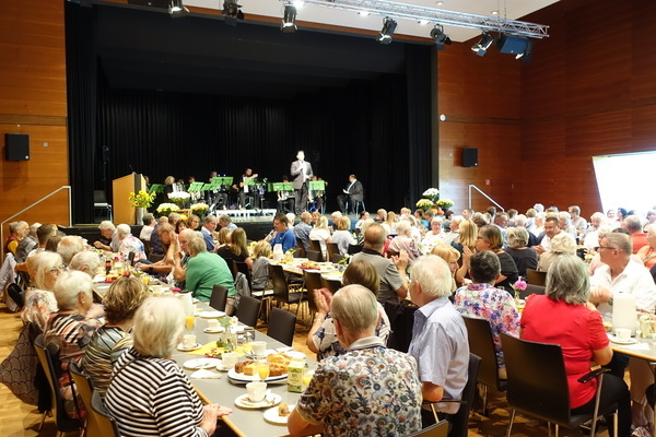 Zahlreiche Urdenzlinger kamen zum Empfang ins Kultur & B&uuml;rgerhaus