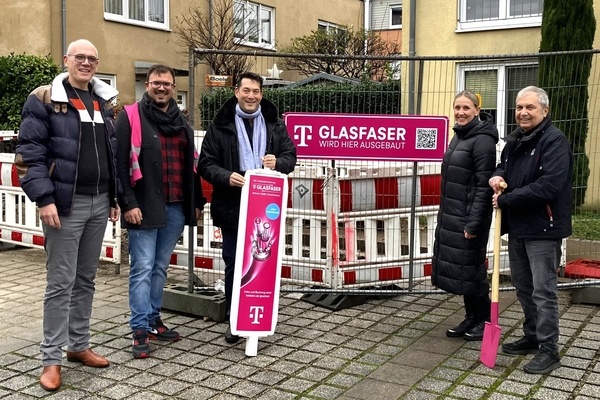 V.l.: Robert Unrau (Constructionheads), Mario Grieco (Deutsche Telekom Technik GmbH), Bürgermeister Markus Hollemann, Carina Storz (Deutsche Telekom) und Gemeinderat Volkmar Bensch. Foto: Gemeinde Denzlingen