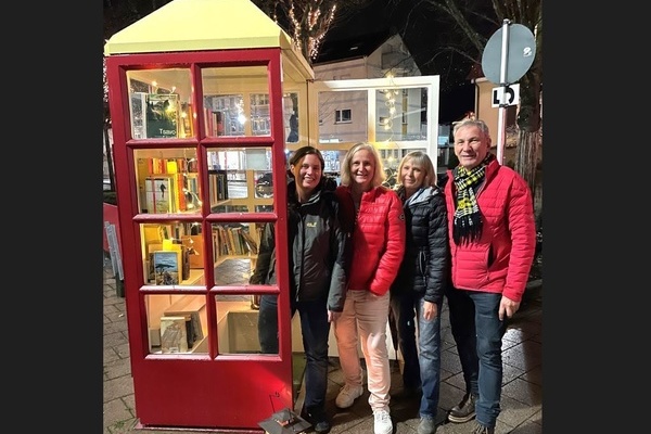 Die ehrenamtlichen Bcherpatinnen und -paten an der frisch renovierten Bchertelefonzelle in der Hauptstrae: (von links) Kristina Bachteler, Brigitte Krzinger, Elsbeth Nthling und Armin Lffler. Foto: Gemeinde Denzlingen