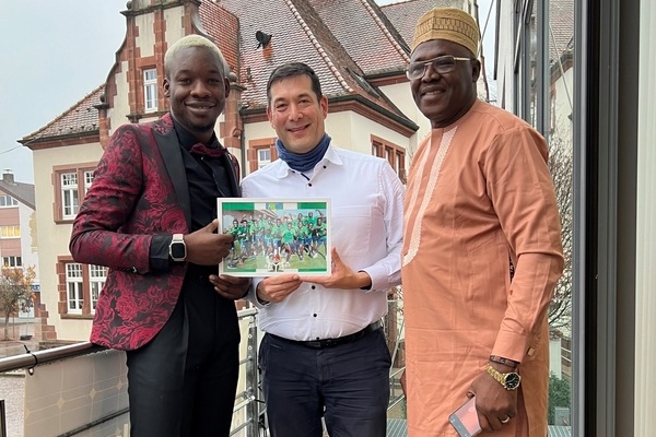 Christian Onuchukwu, Brgermeister Markus Hollemann und Darlington Onuchukwu (Vater von Christian O.) auf dem Denzlinger Rathausbalkon. Foto: Melanie Lackner, Gemeinde Denzlingen