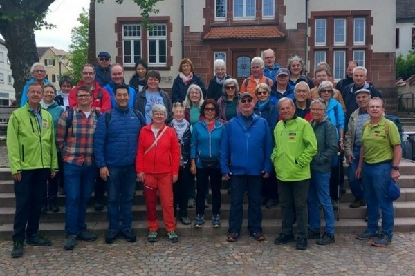 Die Wandergruppe mit Brgermeister Markus Hollemann beim Auftakt auf dem Rathausplatz. Foto: Helmut Gall