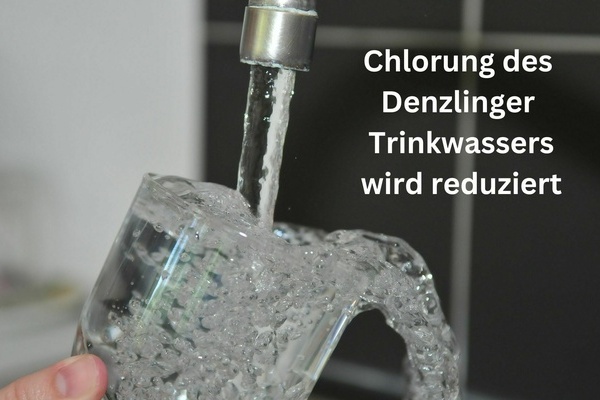 Aus dem Wasserhahn fliet Wasser in ein Glas. Weie Schrift auf dunklem Untergrund