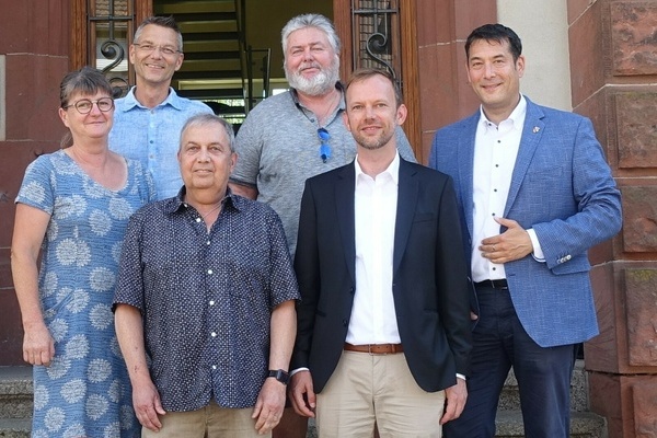 Von Bürgermeister Markus Hollemann (rechts) aus dem Denzlinger Gemeinderat verabschiedet wurden (von links) Conny Schwaab, Daniel Böhler, Volkmar Bensch, Harald Martin, Jan Paul Elchlepp. Es fehlt Daniel Mannhardt. Foto: Gemeinde Denzlingen