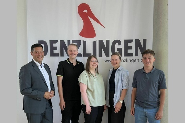  Brgermeister und Verbandsvorsitzender Markus Hollemann (links) gratuliert den vier Prfungsabsolventen des GVV Denzlingen, Vrstetten, Reute (v.r.) Marvin Schindler, Matija-Maria Bilobrk, Pia Sutter und Sven Straubinger zum erfolgreichen Abschluss.