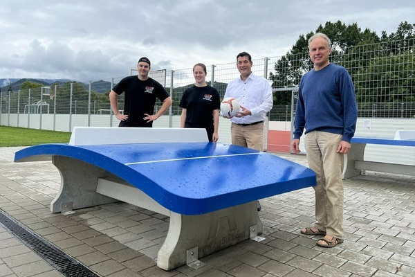 Zur Begutachtung des neuen Teqball-Spieltisches im Stadtpark trafen sich (v.l.) Pascal Gence (JGR, Abteilung Ortsgestaltung), Lara Eckerle (stv. JGR-Vorsitzende), Brgermeister Markus Hollemann und Frank Adler (Jugendpflege Denzlingen). Foto: M.Lackner