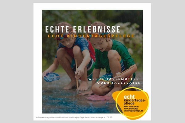 Kinder spielen mit Pinsel und Farbe im Wasser. Weie und gelbe Schrift auf Foto. Kampagne Kindertagespflege