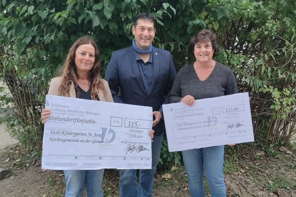 Katrin Walz (Leitung Kindergarten St. Josef, links) und Catrin Bhler (Leitung Kindergarten St. Franziskus, rechts) nahmen die Spenden der Brgerstiftung, vertreten durch Brgermeister Markus Hollemann (Mitte), entgegen. Foto: Gemeinde Denzlingen