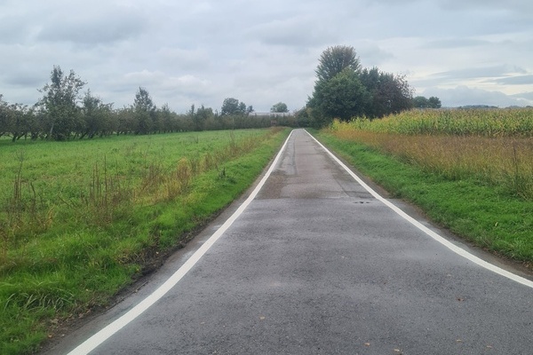 Gut erkennbar, auch bei schlechten Sichtverhältnissen ist die neue Randmarkierung auf den Radwegen zwischen den Gemeinden Vörstetten, Gundelfingen, Reute und der Gemeinde Denzlingen. Foto: Gemeinde Denzlingen