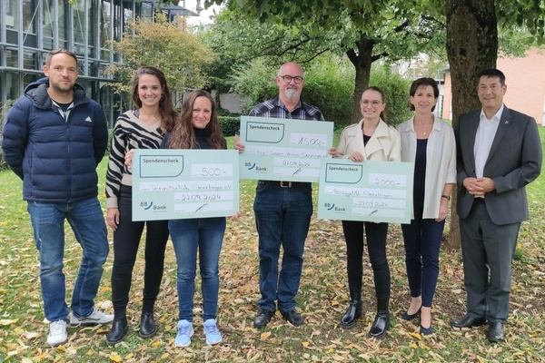 Vertreter von drei Denzlinger Vereinen nahmen krzlich beim Denzlinger Rathaus unter Beisein von Brgermeister Markus Hollemann Spenden der BBBank entgegen. Foto: Gemeinde Denzlingen