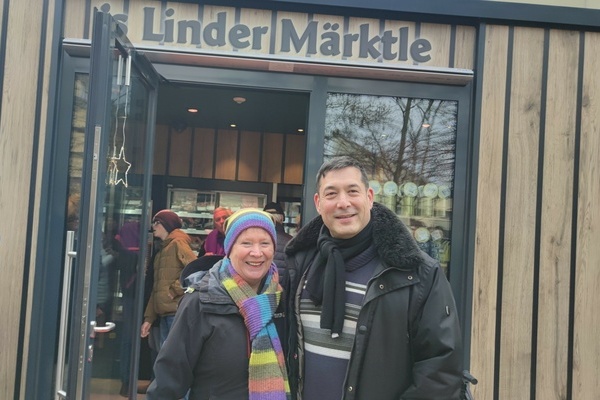 Christel Bohlen (links) und Brgermeister Markus Hollemann (rechts) vor dem neuen Einkaufsmodul in der Alemannenstrae 23. Foto: Gemeinde Denzlingen