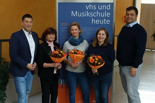 Bei der Ausstellungserffnung (v.l.): Brgermeister Markus Hollemann, Dozentin Irene Geuenich, VHS Auenstellenleiterin Sirid Kaden, Tinatin Martinenko (Rathausverwaltung) und Verbandsgeschftsfhrer und VHS-Leiter Felix Hring. Foto: Gemeinde Denzlingen