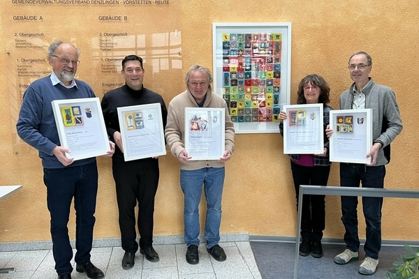 Bei der berreichung des Geschenks von Knstler Joachim Walz an die Gemeinde Denzlingen v.l. Prof. Dr. Franz-Karl Schmatzer, Brgermeister Markus Hollemann, Joachim Walz, Brigitta Kaufmann, Andreas Berger. Foto: Gemeinde Denzlingen