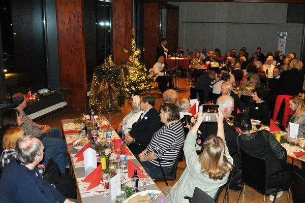 Festliche Stimmung an Heiligabend in Gemeinschaft im Kultur & Brgerhaus. Foto: Gemeinde Denzlingen.