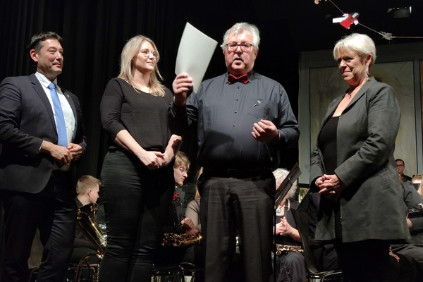 (von links) Laudator Brgermeister Markus Hollemann, Nadine Schwarz (2. Vorsitzende MVD), Fritz Dorsch mit der Landesehrennadel und Sabine Wlfle, Vorsitzende des Oberbadischen Blasmusikverbandes Breisgau. Foto: Gemeinde Denzlingen