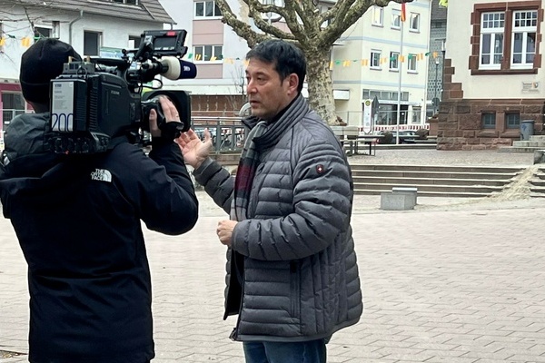 Brgermeister Markus Hollemann bei einem Interview auf dem Denzlinger Rathausplatz mit dem SWR Fernsehen