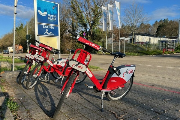 Bild: Am MACH� BLAU Sport & Familienbad in Denzlingen gibt es eine neue Frelo-Station, die dritte Mietfahrrad-Station in der Storchengemeinde. Foto: Melanie Lackner, Gemeinde Denzlingen.