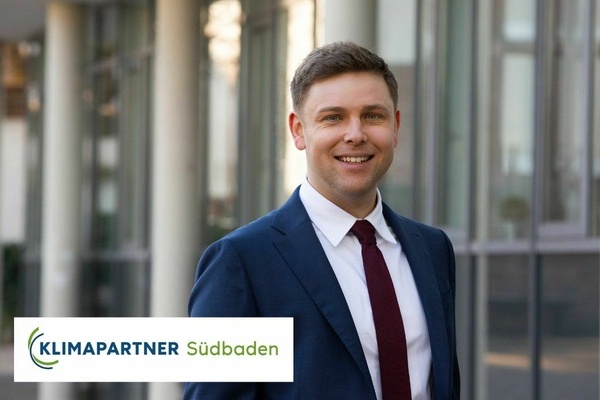 Portrait des Denzlinger B&uuml;rgermeisters Fabian Nitz. Logo des Vereins Klimapartner S&uuml;dbaden eV