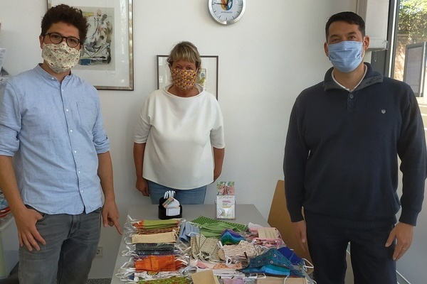 Foto v.l.n.r.: Linus Schlempp (Flchtlingsbeauftragter), Sabine Haupenthal (Leiterin AIV) und Markus Hollemann (Brgermeister) tragen Denzlinger Stoffgesichtsmasken