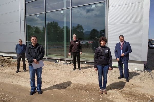 Besuch des neuen Firmenstandorts des Autohauses Kandziorra an der Elzstrae v.l.n.r.: Horst Bhler, Steffen Koch (Verbandsbaumeister), Ralf Kandziorra mit Ehefrau Simone und Brgermeister Markus Hollemann Foto: privat