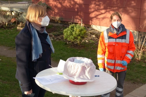 Foto von Herrn Helmut Gall, vHzH - Rektorin Silke Siegmund mit einer DRK Mitarbeiterin beim Test