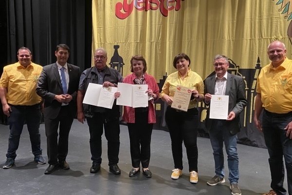 Welschkorngeister Denzlingen; Verleihung der Landesehrennadel an drei Mitglieder; V.l.n.r. Oberzunftmeister Michael Heizmann, Markus Hollemann, Gnter Langner, Karin Wirbals-Langner, Barbara Nbling, Werner Kunkler und Stellv. Oberzunftmeister Uwe Rau.