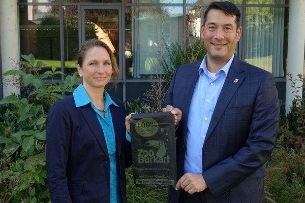 Tanja Burkart und Brgermeister Markus Hollemann mit den neuen Hundekotbeuteln