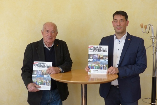 Dieter Ohmberger (links) mit B&uuml;rgermeister Markus Hollemann bei der Vorstellung des �Jahresr&uuml;ckblick Denzlingen 2021�