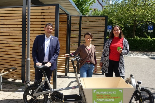 Brgermeister Hollemann, Lena Hartmann-Kist, Diana Struber stehen hinter einem E-Lastenrad