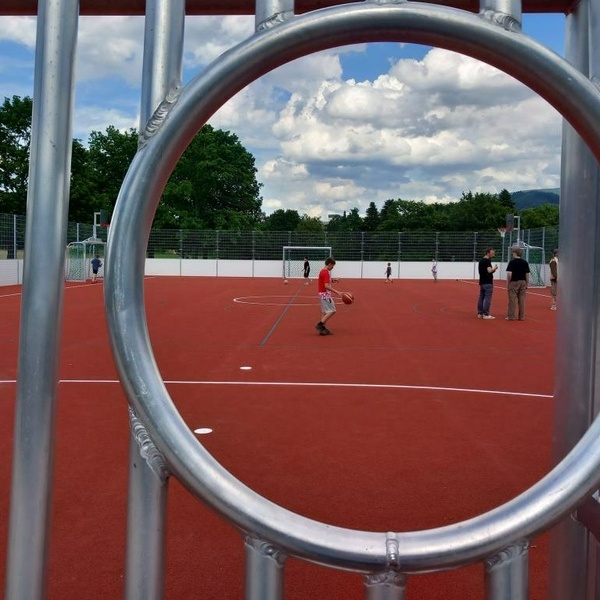 Ein Blick durch die Torwand auf dem neuen Allwettersportplatz im Denzlinger Park. Foto: Helmut Gall