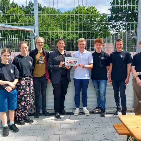 Jugendgemeinderte mit Brgermeister Markus Hollemann bei der Erffnung des neuen Allwettersportplatzes im Denlzinger Park. Foto: Hemut Gall