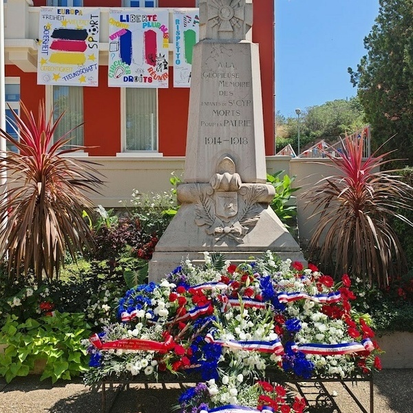 Blumengestecke vor dem Kriegerdenkmal auf dem Place Portalis in Saint-Cyr-sur-Mer. Foto: Gemeinde Denzlingen 