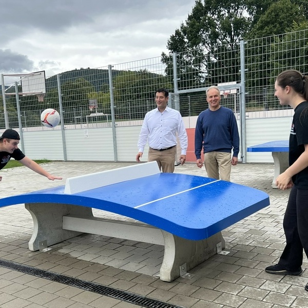 Beim Teqball im Stadtpark (v.l.) Pascal Gence (JGR, Abteilung Ortsgestaltung), Brgermeister Markus Hollemann, Frank Adler (Jugendpflege Denzlingen) und Lara Eckerle (stv. JGR-Vorsitzende). Fotos: Melanie Lackner, Gemeinde Denzlingen